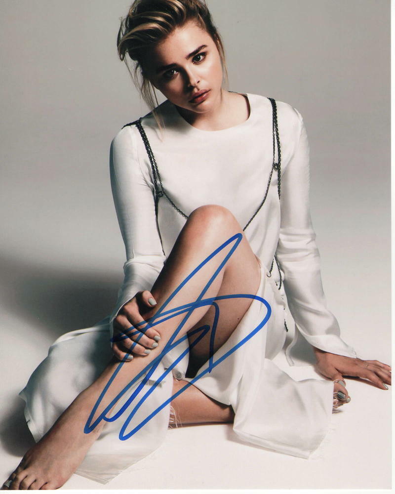 CHLOE GRACE MORETZ SIGNED AUTOGRAPH 8X10 Photo Poster painting - BAREFOOT BEAUTY, SEXY, CARRIE