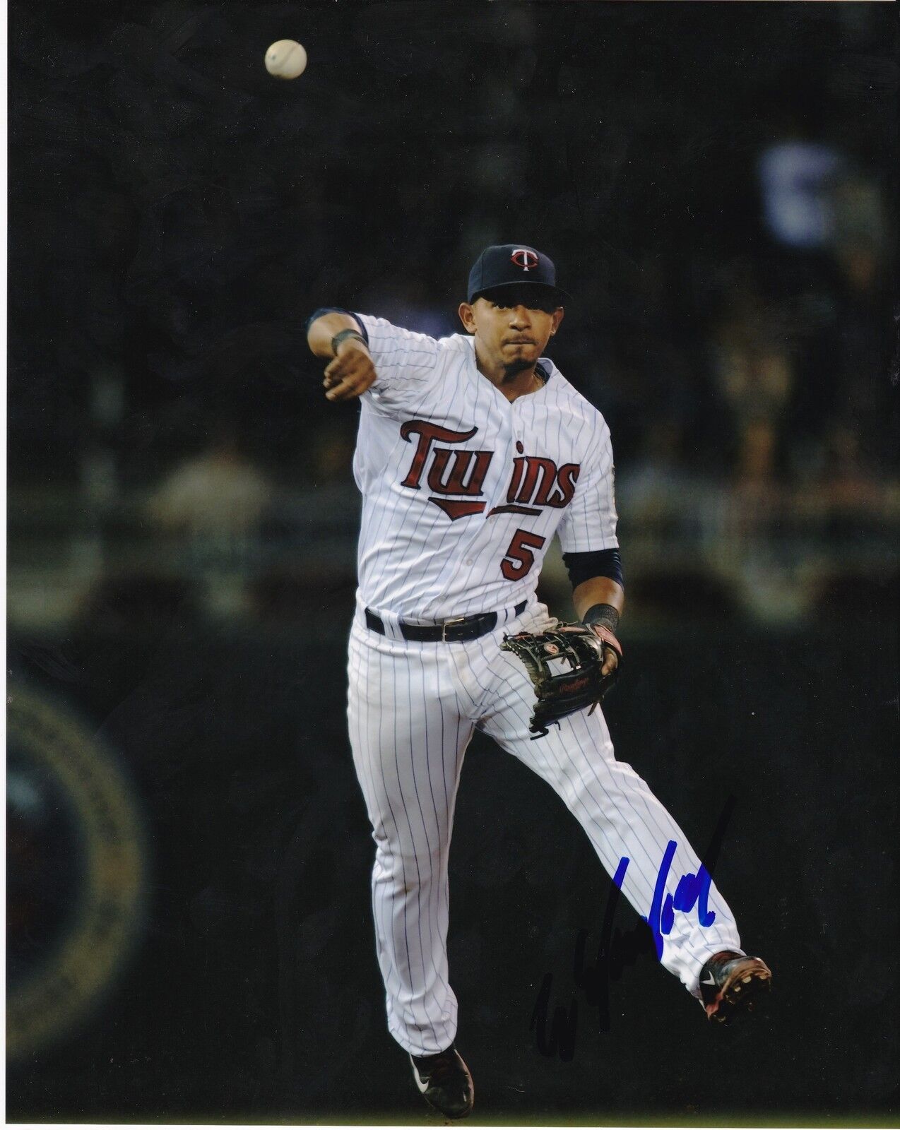 EDUARDO ESCOBAR MINNESOTA TWINS ACTION SIGNED 8x10