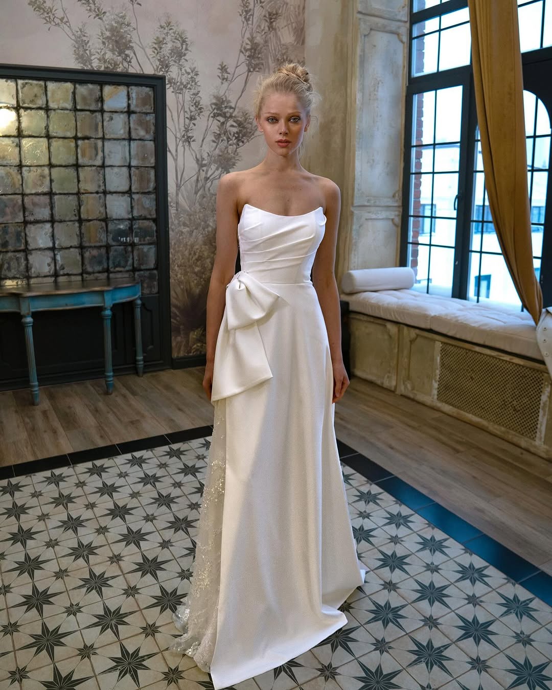 Lussooy White Satin Charming Sleeveless Strapless Applique Bow Lace Prom Dress with Gloves 