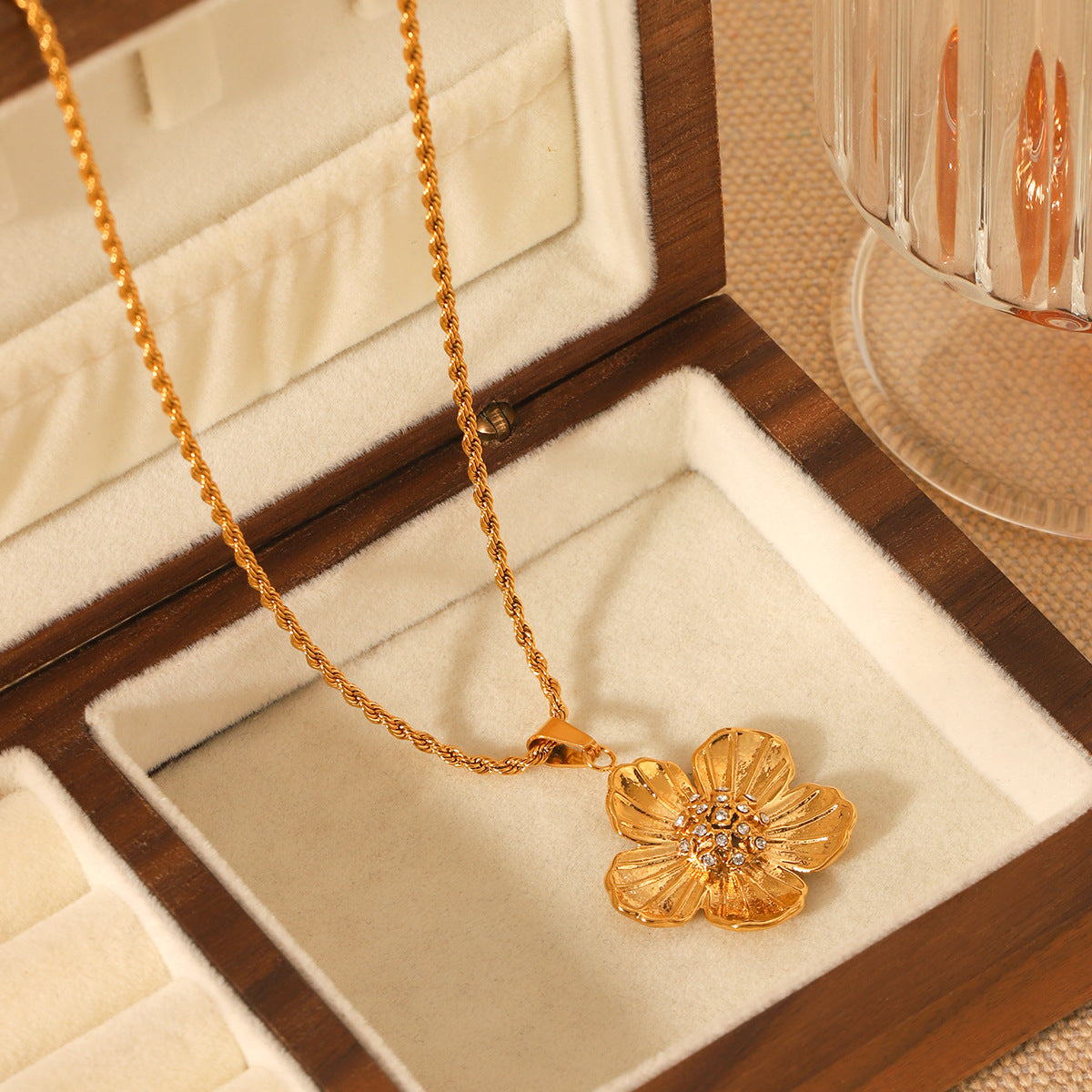 French Retro Stainless Steel Twist Chain Flower Diamond Pendant Necklace Female Titanium Steel Necklace