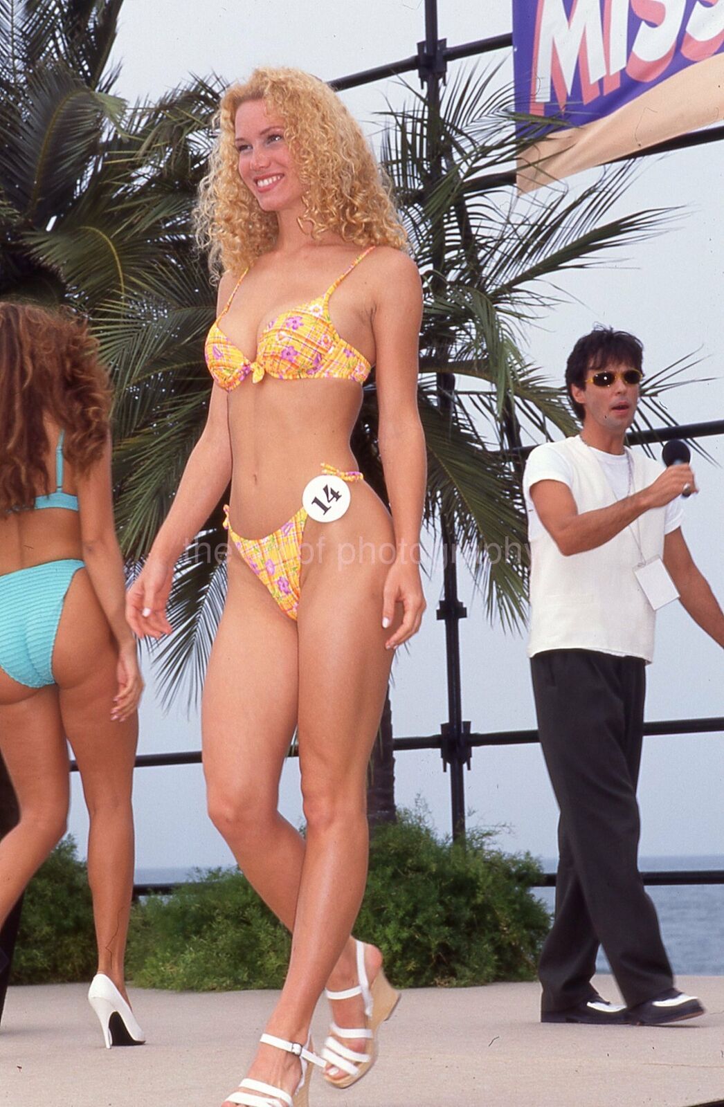 BIKINI GIRL Beach 35mm FOUND SLIDE Transparency PRETTY WOMAN Photo Poster painting 09 T 3 E
