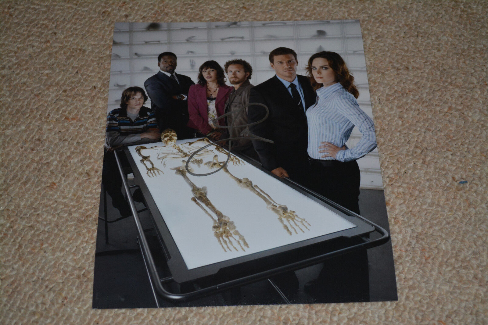 TJ THYNE signed autograph In Person 8x10 (20x25 cm) BONES