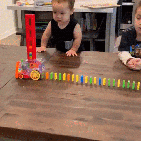Train Automatique Pour Enfant Quebekado™ mettant en scène une cascade domino avec sons de construction.
