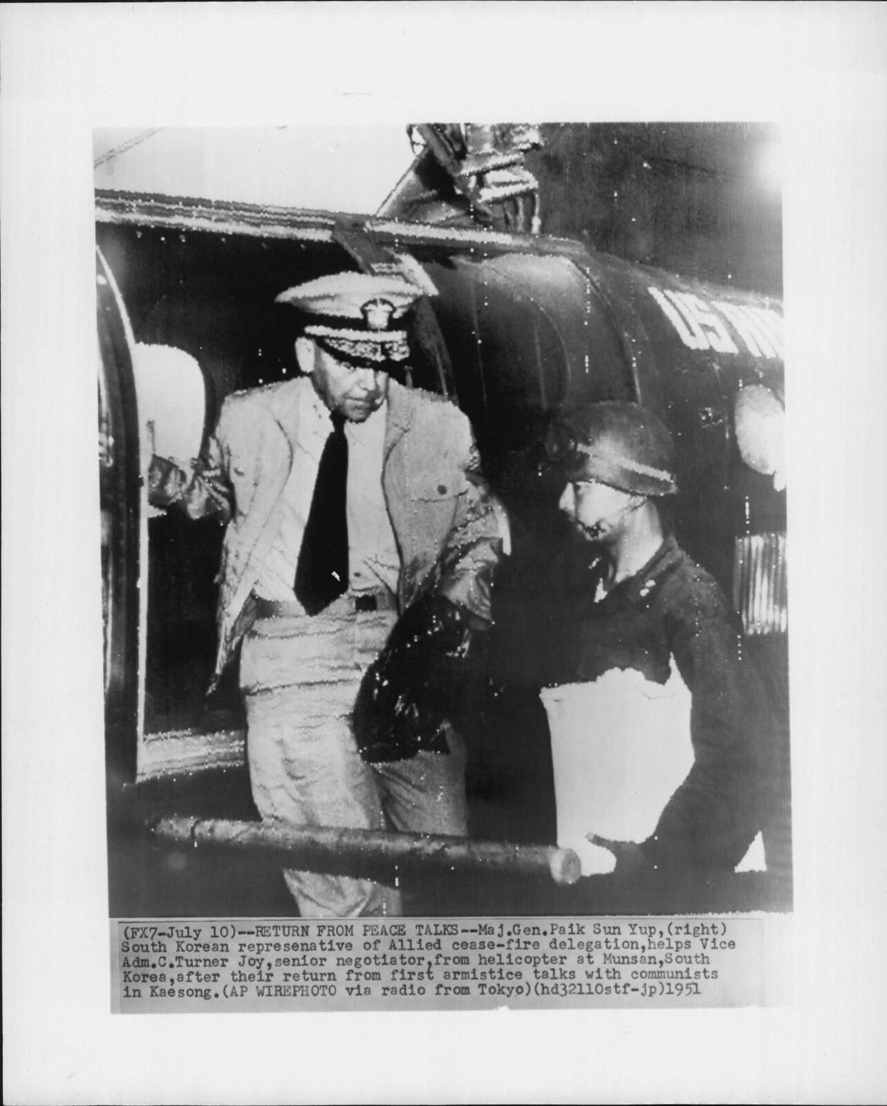 General Joy Arrives By Helicopter To Peace Talks 1951 Korea War Press Photo Poster painting