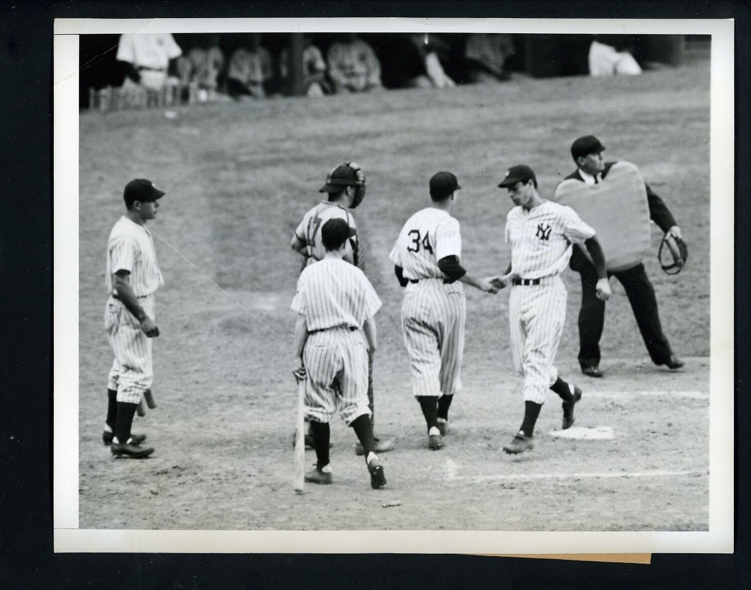 Joe DiMaggio Home Run 1942 Type 1 Press Photo Poster painting Yankees Hassett Charlie Keller