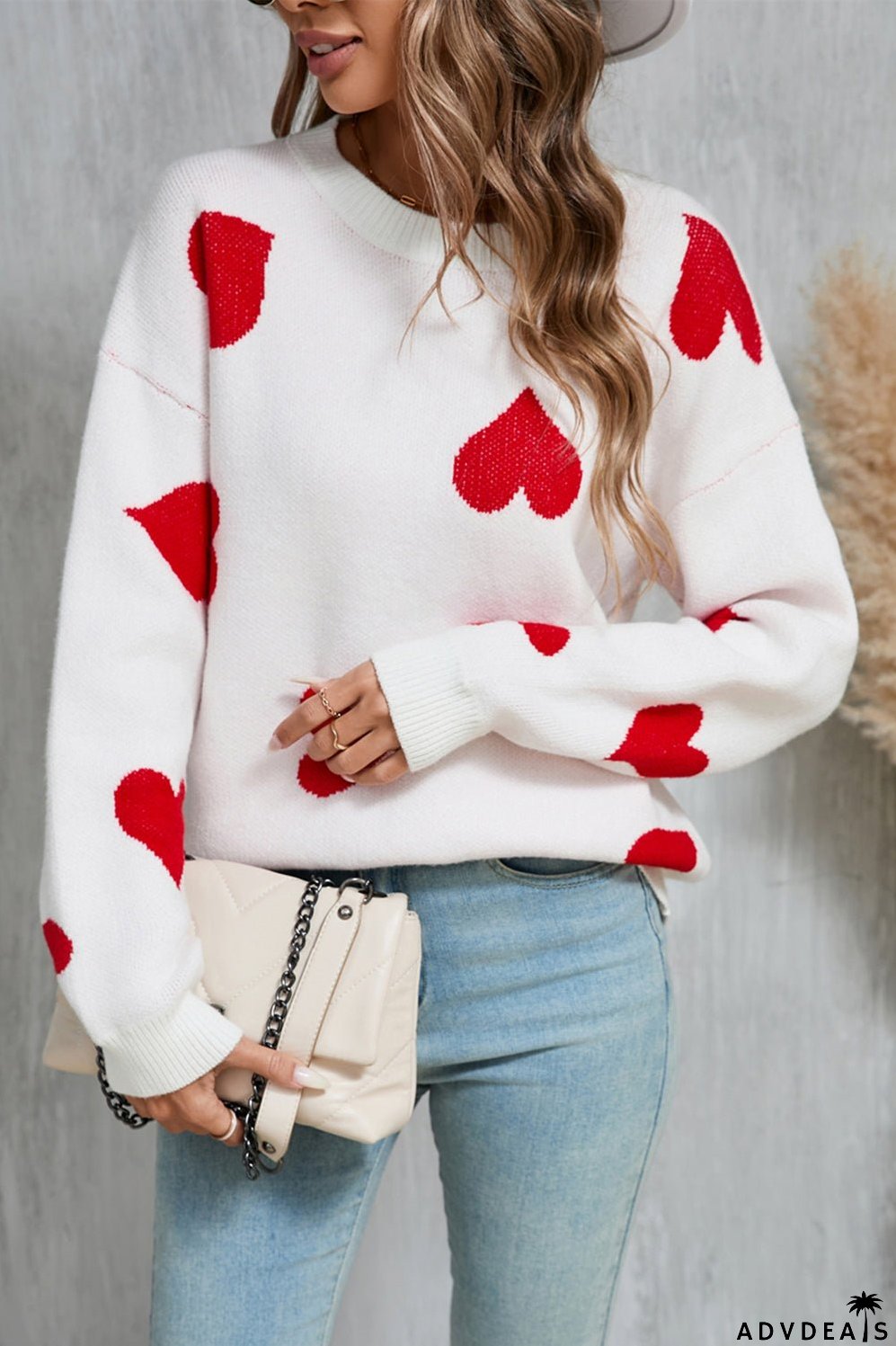 Heart-shaped crew neck sweater with dropped shoulders