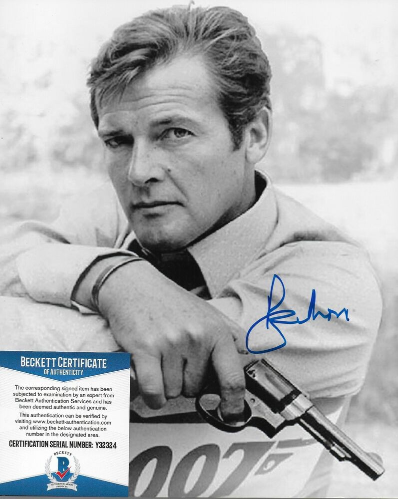 Roger Moore (1927-2017) Bond 007 Original Signed 8X10 Photo Poster painting w/Beckett #13