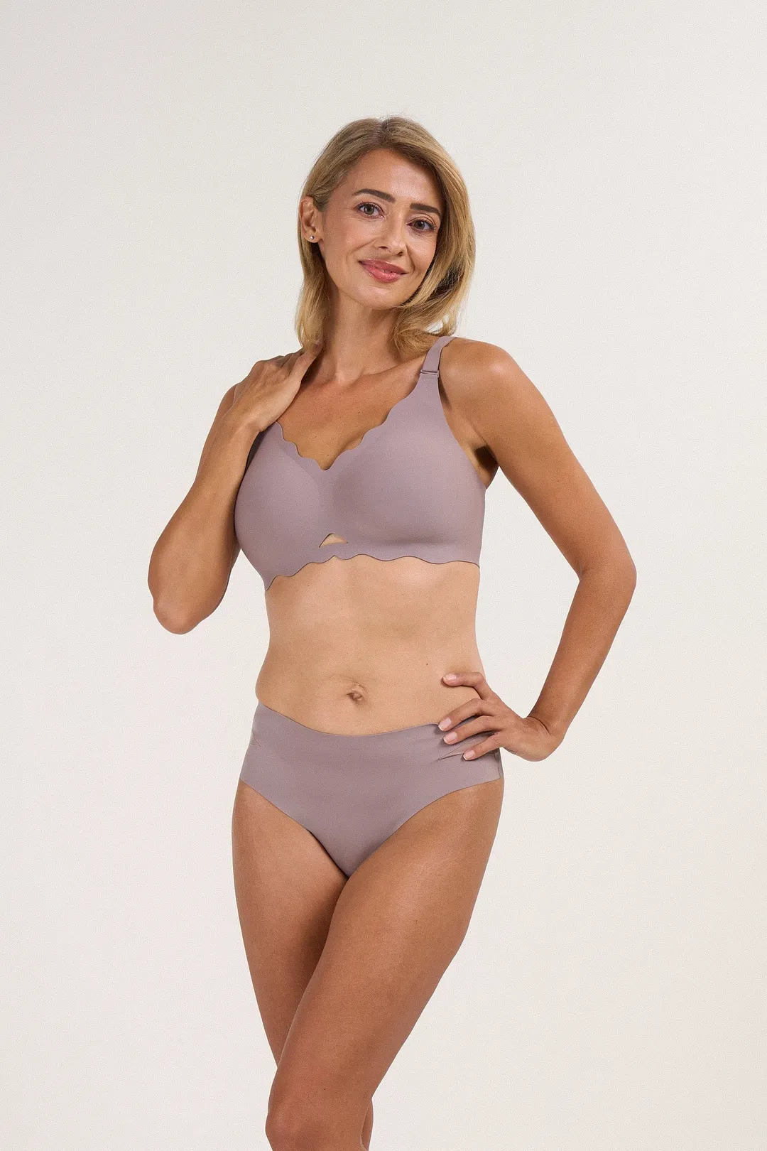 Seamless Scalloped Wireless Bra with Detail