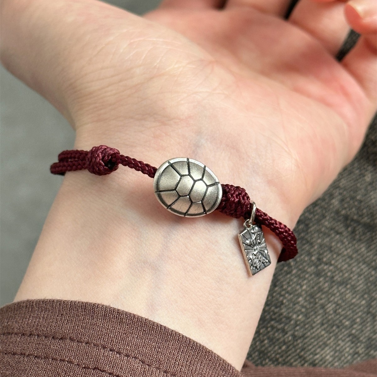 New Chinese style "Wealthy and Prosperous" tortoise shell bracelet for women unique design exuding wealth and richness red rope bracelet for women