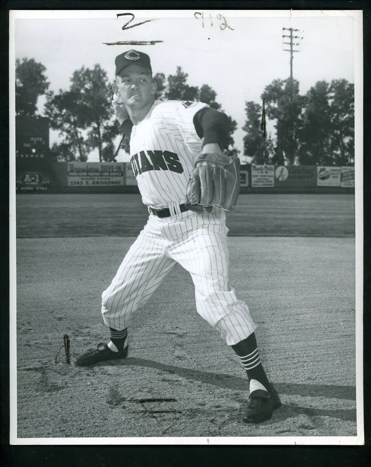 Billy Moran circa 1958 Press Photo Poster painting Cleveland Indians fielding pose