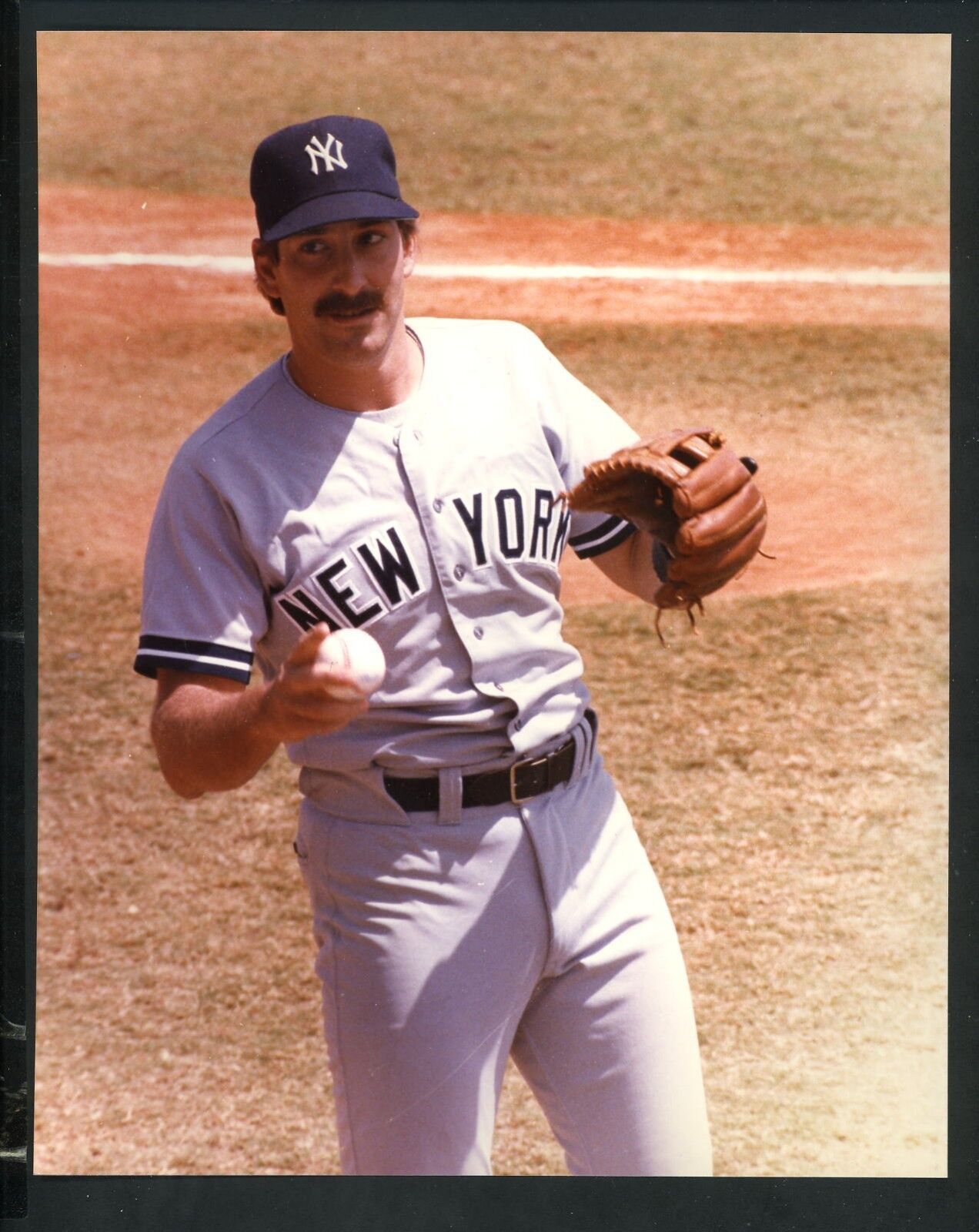 Dale Berra 1985 Original 8 x 10 Photo Poster painting New York Yankees throwing warmup