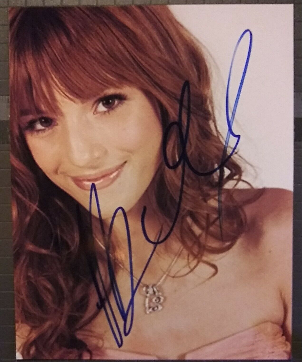 Bella Thorne signed 8x10