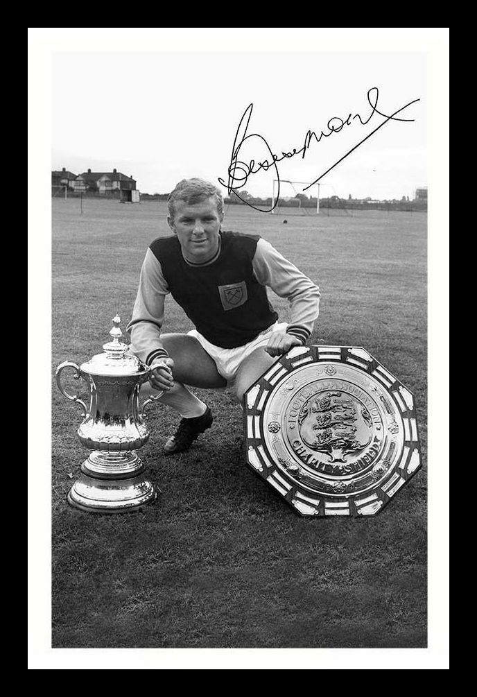 Bobby Moore - West Ham United Autograph Signed & Framed Photo Poster painting