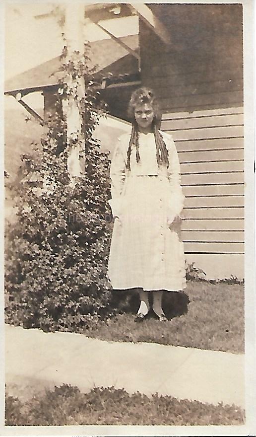 Found Photo Poster paintinggraph EARLY 20TH CENTURY GIRL Black and White YOUNG WOMAN 22 48 E