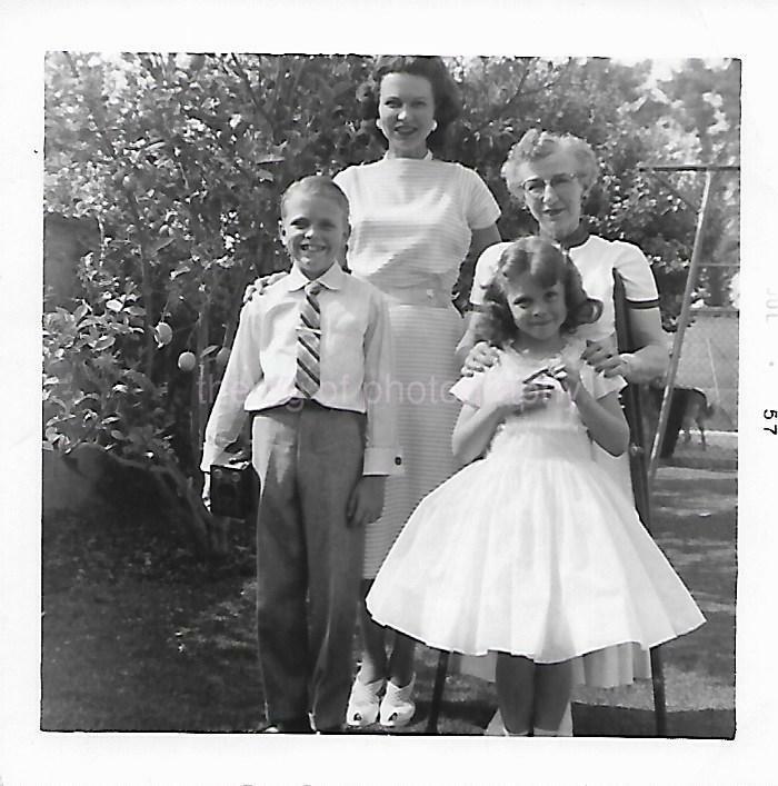 Found Photo Poster painting BLACK AND WHITE Original INFORMAL FAMILY PORTRAIT 1950's 21 45 A