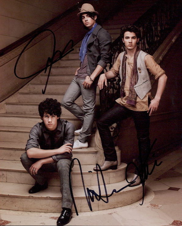 Jonas Brothers (Kevin, Joe & Nick) in-person signed 8x10 Photo Poster painting