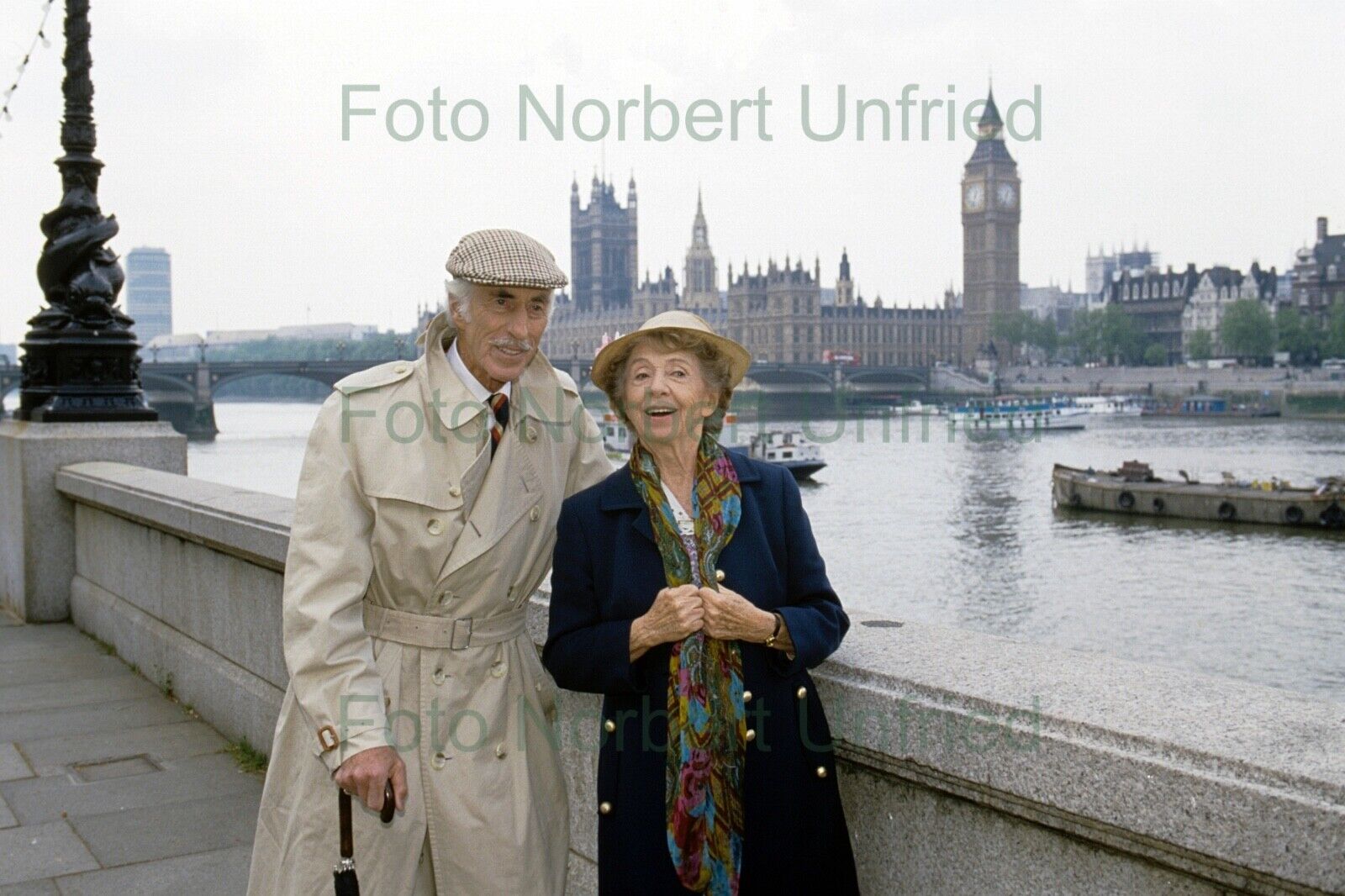 Inge Meysel in London England - Foto 20 x 30 cm ohne Autogramm (Nr 2-14