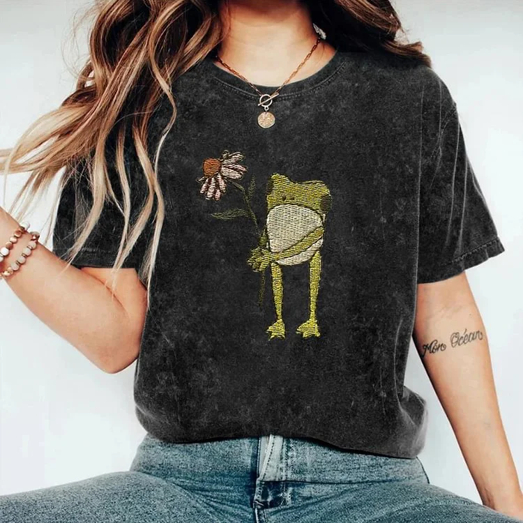 VChics Vintage Floral Frog Embroidery T-Shirt