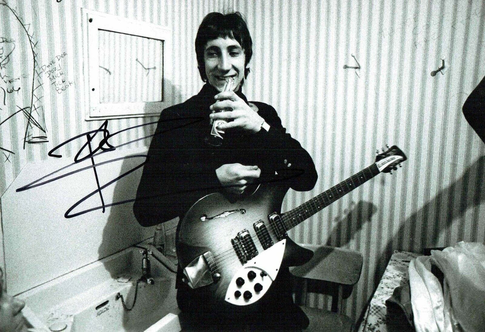 PETE TOWNSHEND The Who SIGNED 12x8 Photo Poster painting Autograph AFTAL RD COA Rock Legend