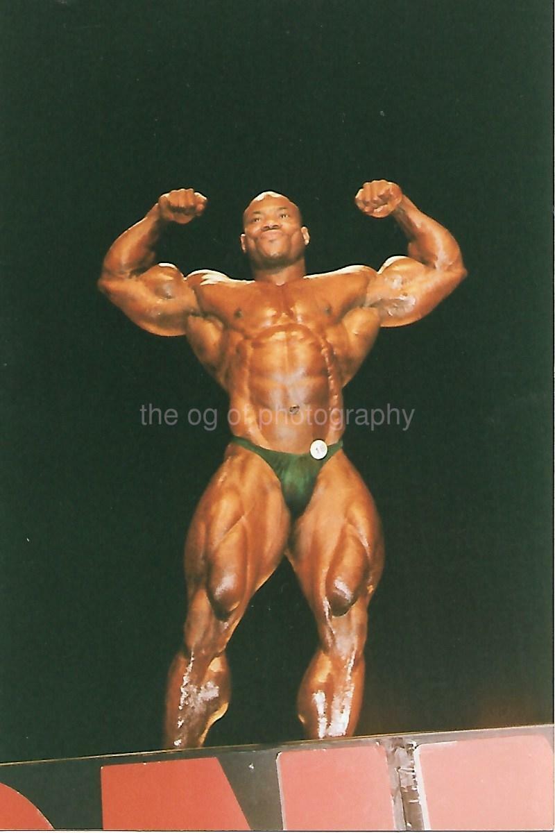 Muscle Man FOUND Photo Poster paintingGRAPH Color BODYBUILDER Original Snapshot VINTAGE 07 14 D