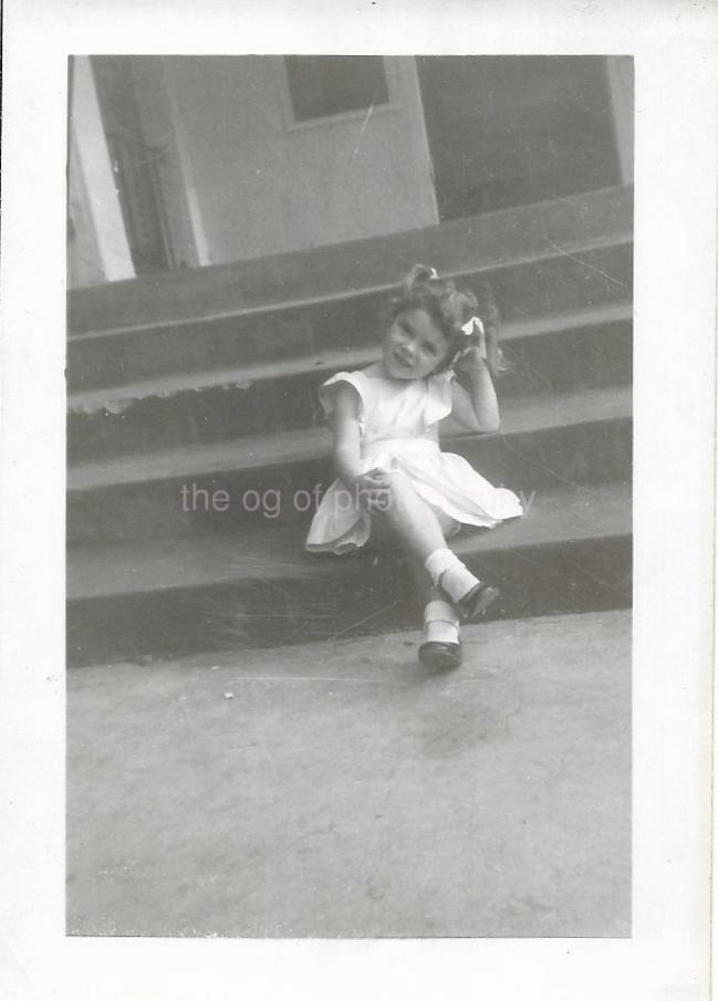 Vintage FOUND Photo Poster paintingGRAPH Black And White LITTLE GIRL Snapshot ORIGINAL 21 56 Q