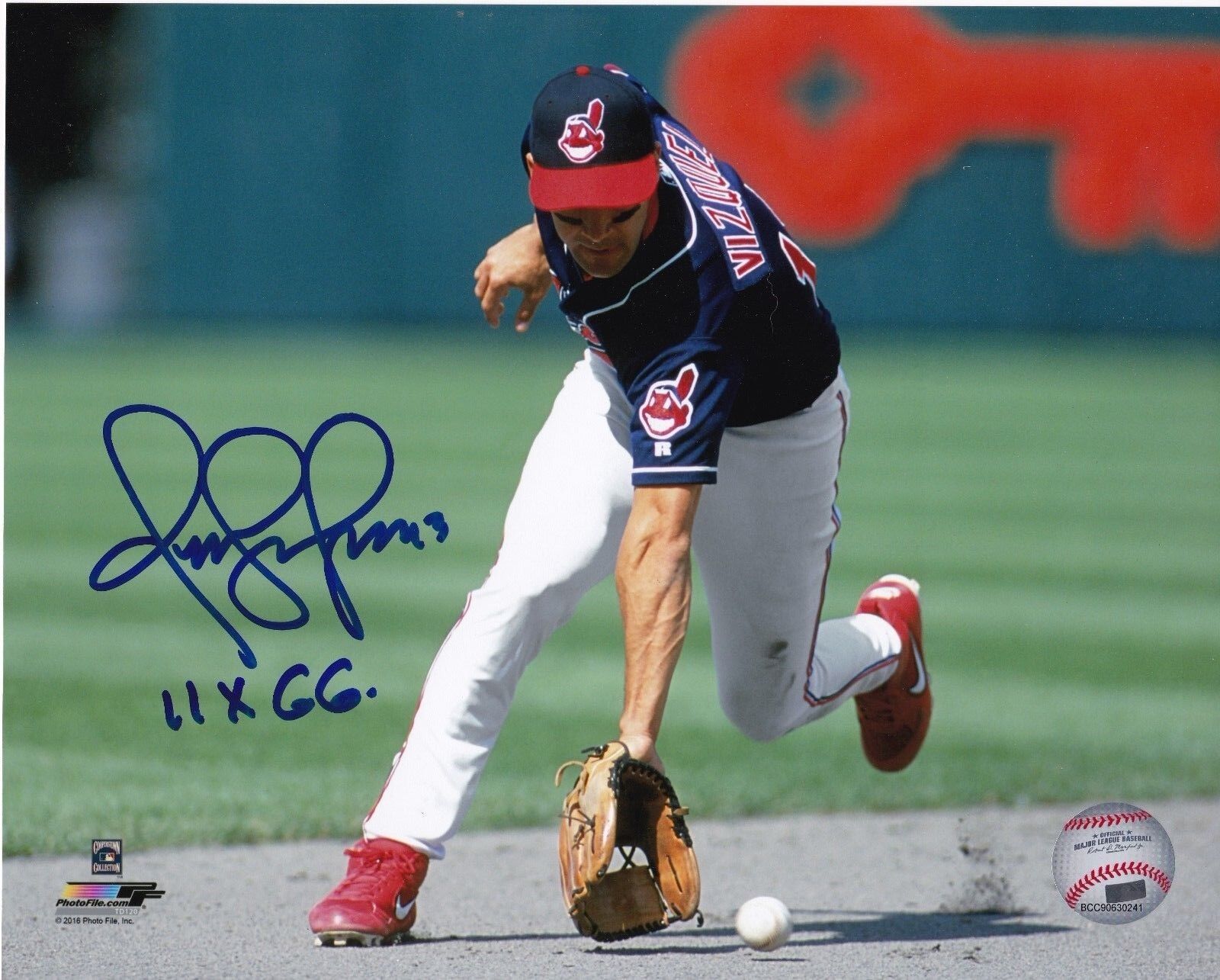 OMAR VIZQUEL CLEVELAND INDIANS 11 X GG COLOR ACTION SIGNED 8x10