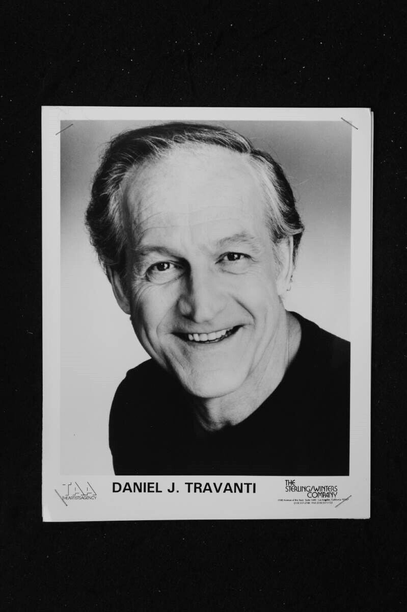 Daniel J. Travanti - 8x10 Headshot Photo Poster painting w/ Resume - Hill Street Blues