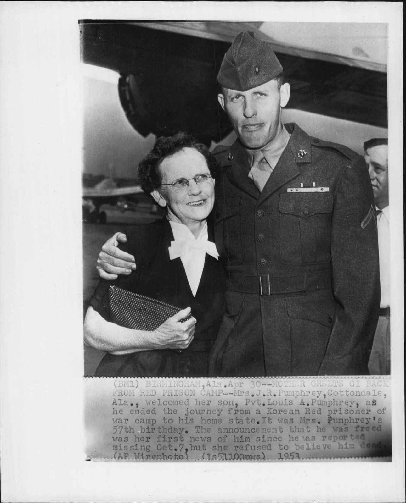 Released POW Louis Pumphrey Reunites with Mother 1953 Korea War Press Photo Poster painting