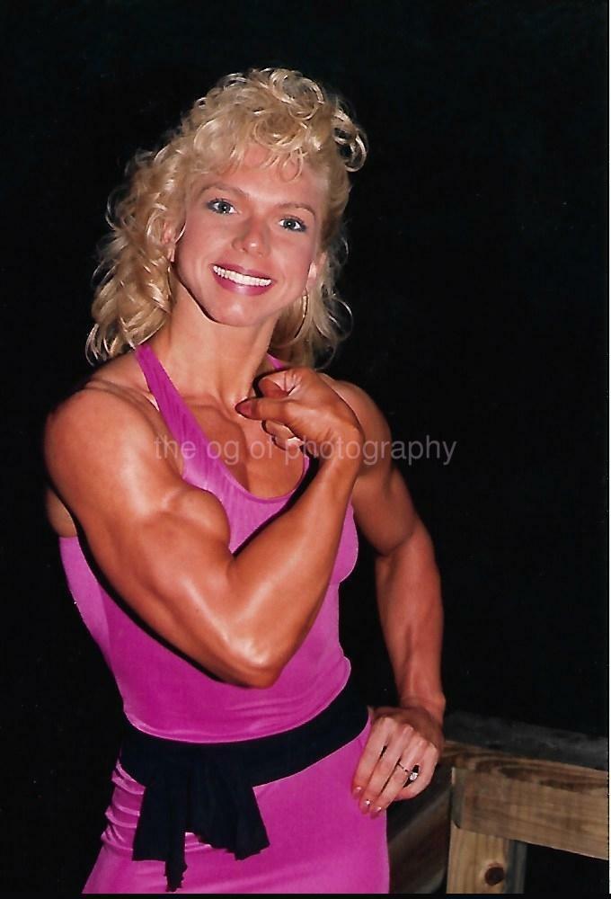 VERY PRETTY WOMAN 80's 90's FOUND Photo Poster painting Color MUSCLE GIRL Original EN 17 20 F