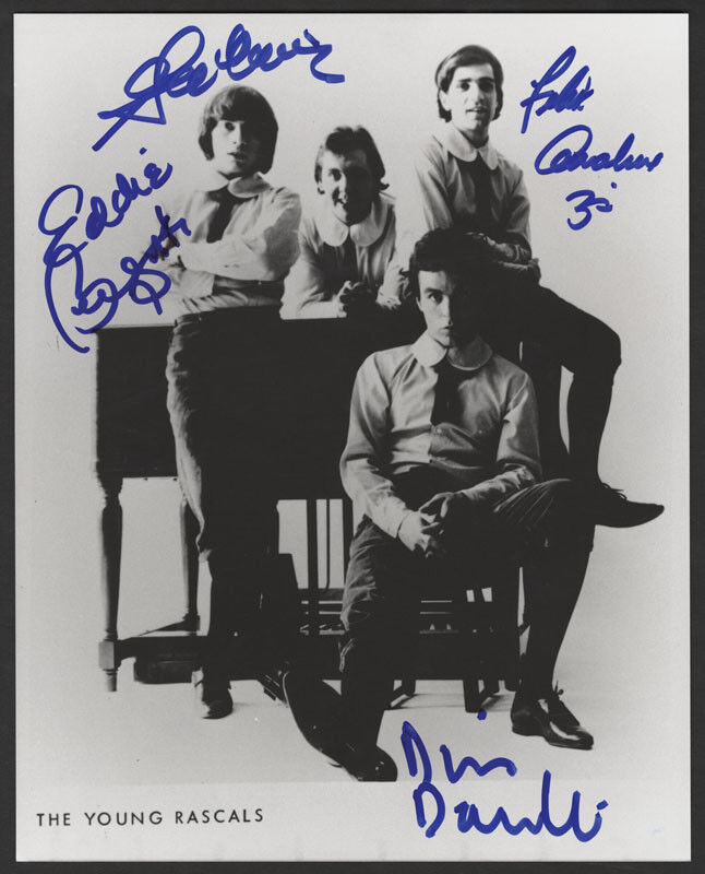 THE YOUNG RASCALS Signed Photo Poster paintinggraph - Pop / Rock Group - preprint