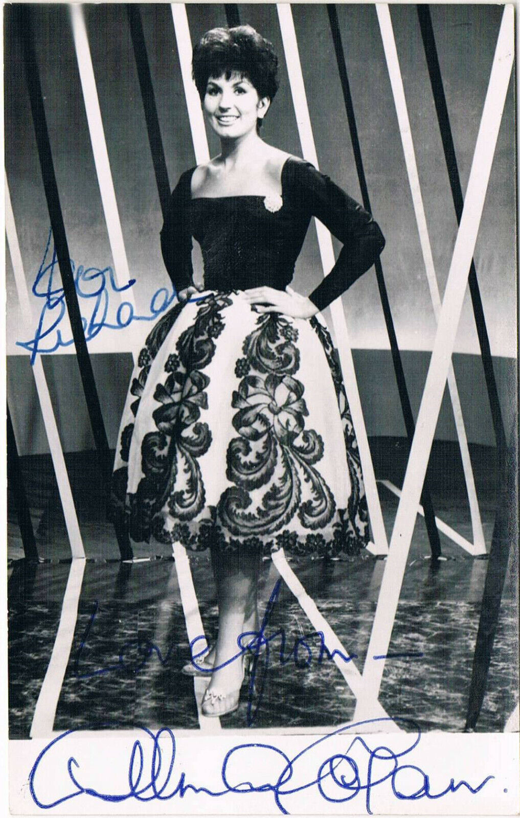 Alma Cogan 1932-66 autograph signed 3.5x5.5