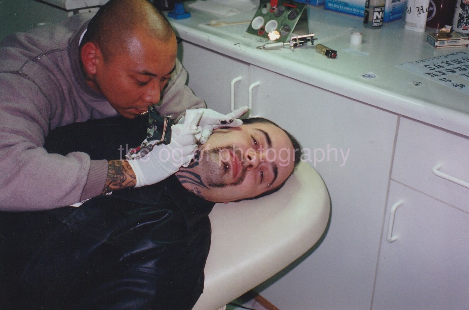 Tattooing The Tattooist FOUND Photo Poster paintingGRAPH ColorOriginal 85 20