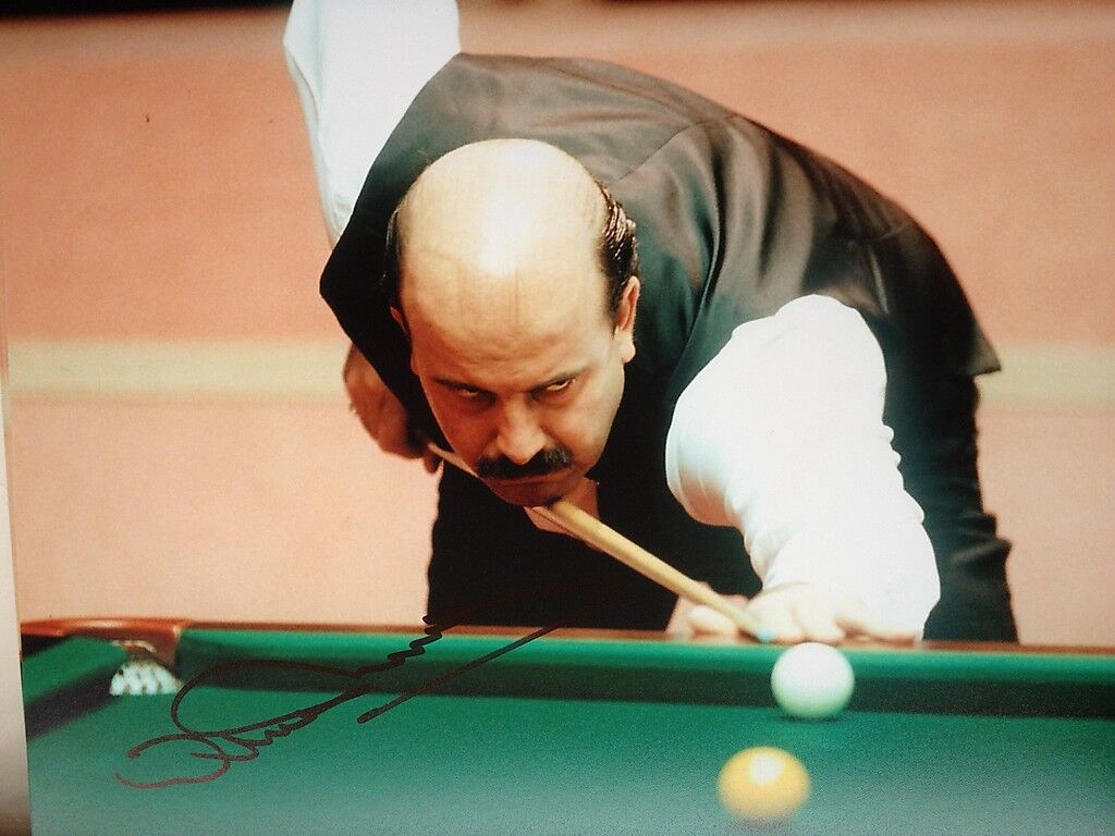 WILLIE THORNE - GREAT BRITISH SNOOKER PLAYER - EXCELLENT SIGNED COLOUR Photo Poster painting