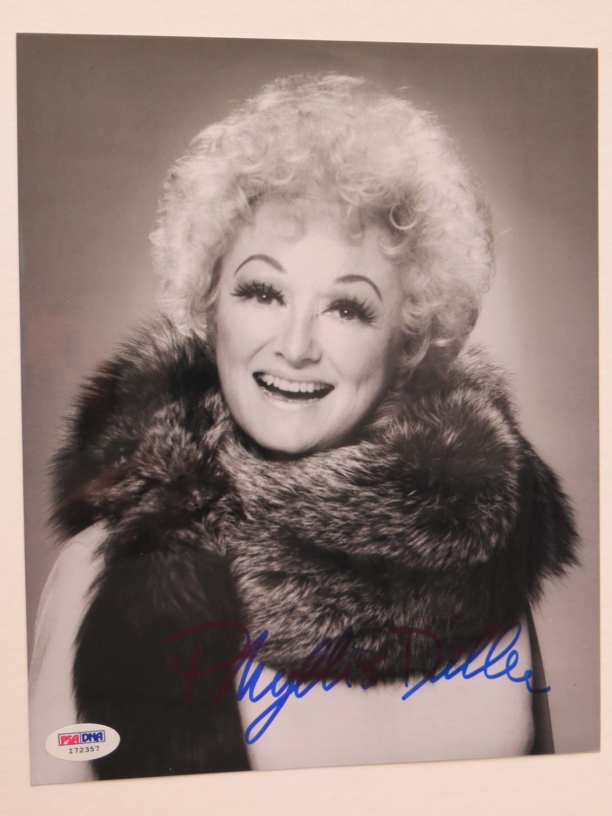 Phyllis Diller Signed Authentic Autographed 8x10 Photo Poster painting (PSA/DNA) #I72357