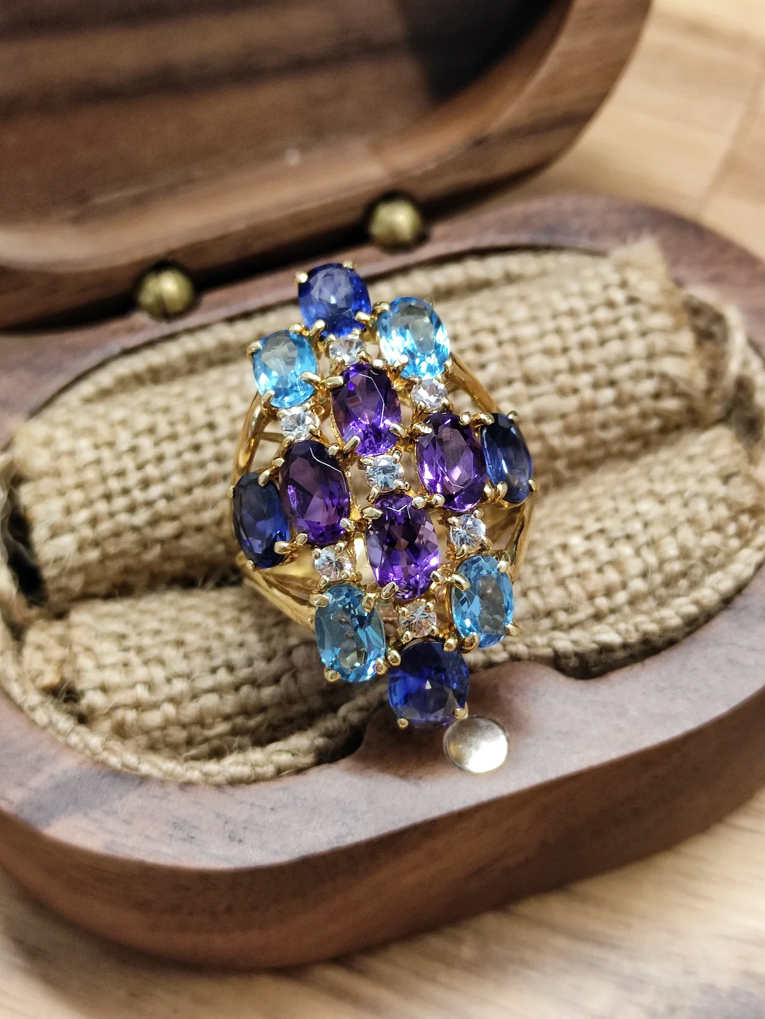 S432 【品牌】蓝紫色石群镶戒指K18，6.5g，15/54码【有品牌刻印，宫廷风，珠宝感强，色石重量未知】