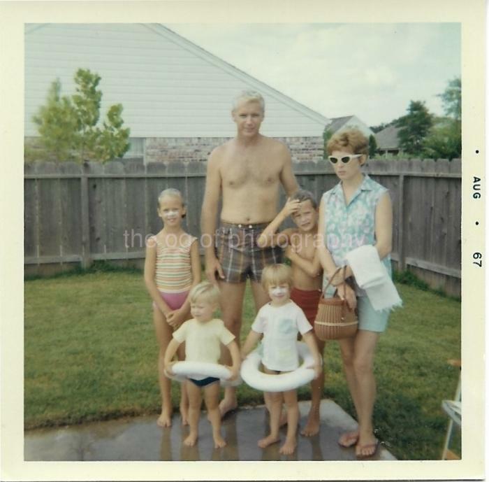 Summer Portrait FOUND Photo Poster paintingGRAPH Color FAMILY Original VINTAGE JD 010 7 G