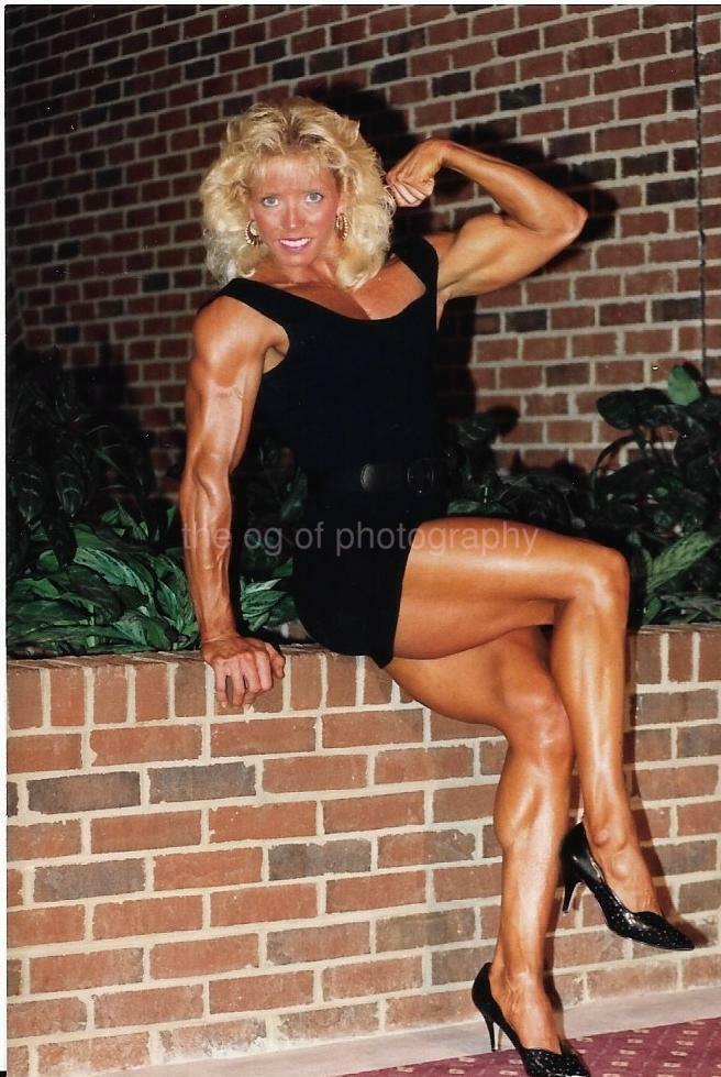 PRETTY BUFF WOMAN 80's 90's FOUND Photo Poster painting Color MUSCLE GIRL Original EN 110 30 L