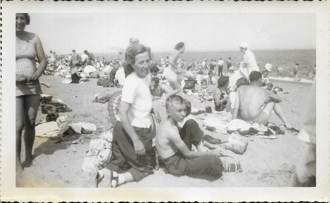 FOUND Photo Poster paintingGRAPH bw A DAY AT THE BEACH Original Snapshot 1940′s 40′s JD 19 42 J