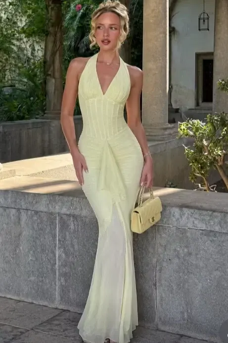 Lussooy Simple Chiffon Daffodil Halter Pleated Sheath Sleeveless Floor Length Prom Dress 