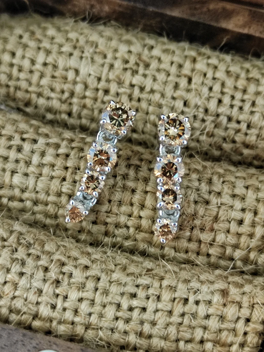 S505 【mikimoto御木本】香槟钻石耳钉K18，钻石0.52ct*2，2.6g【品牌用钻好，基本款，可以搭配一切，动态美，找客服看动态视频，为了实用性改款，原耳夹赠送】