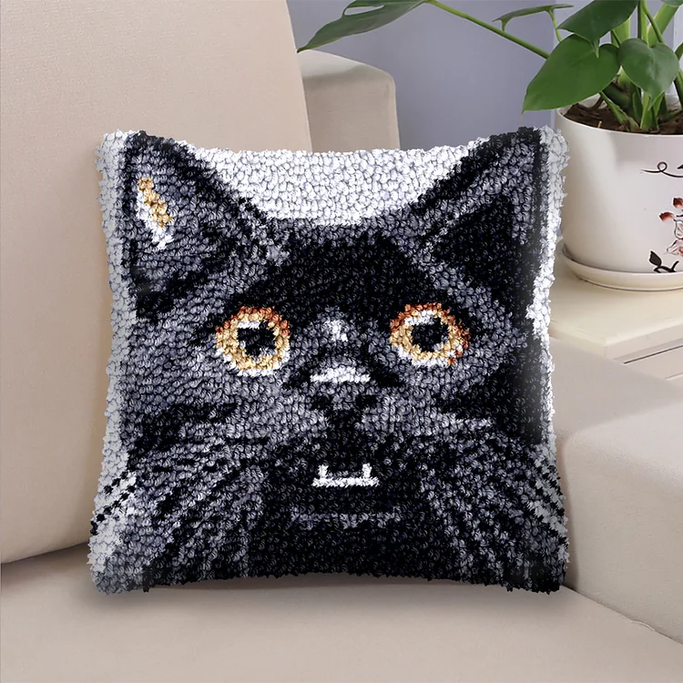 Curious Black Cat - Latch Hook Pillow Kit veirousa