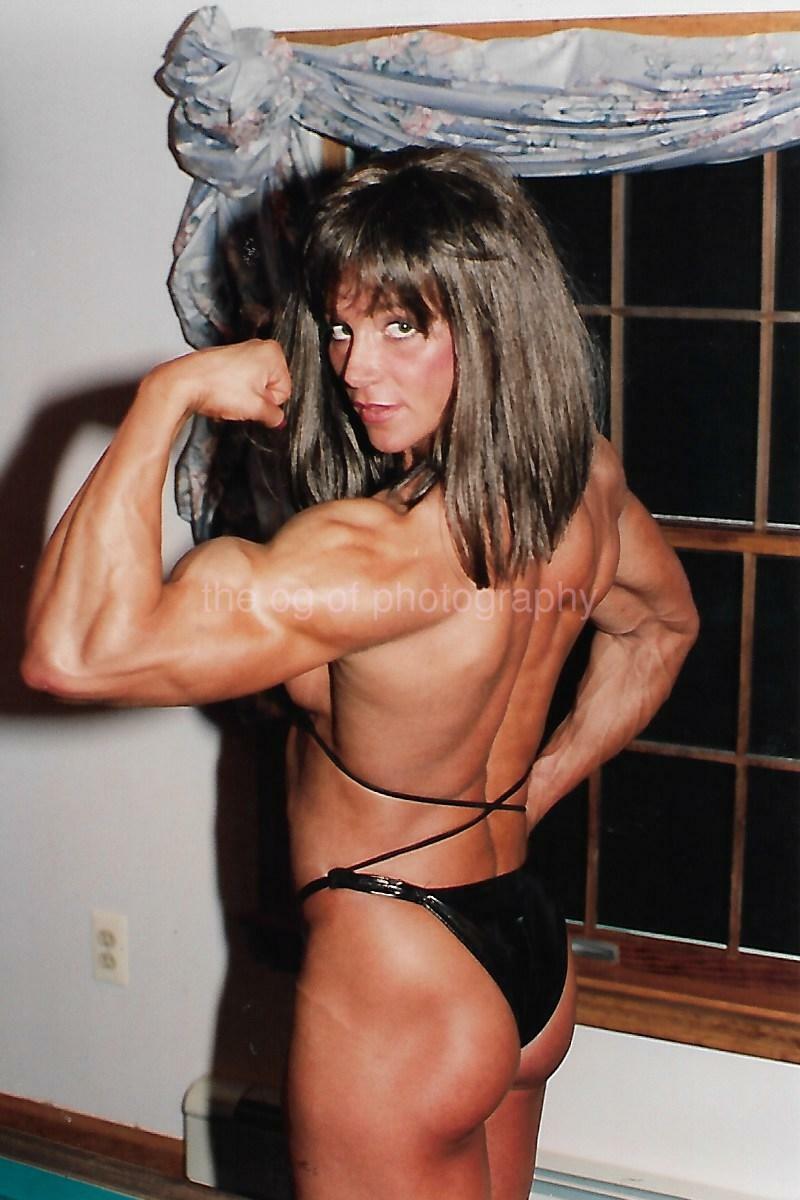 PRETTY GIRL 80's 90's FOUND Photo Poster painting Color MUSCLE WOMAN Original EN 18 9 X