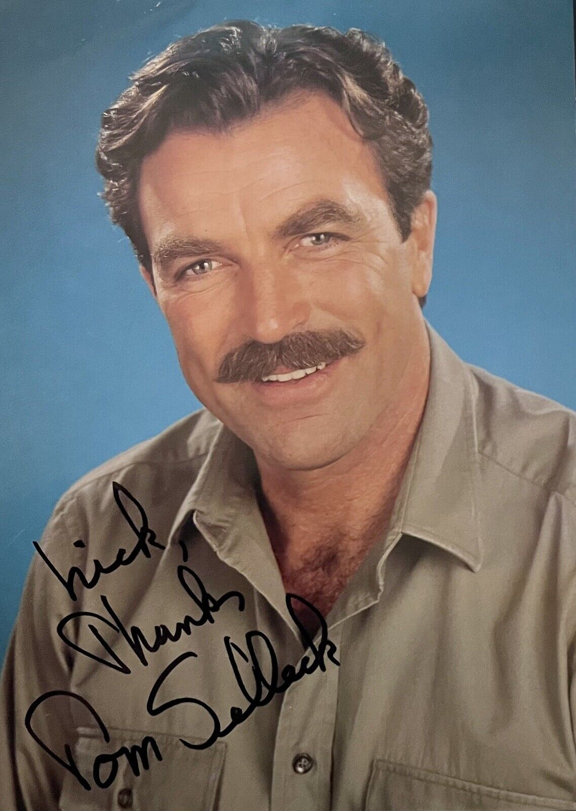 AUTOGRAPH ON 6 x 4 Photo Poster painting TOM SELLECK MAGNUM