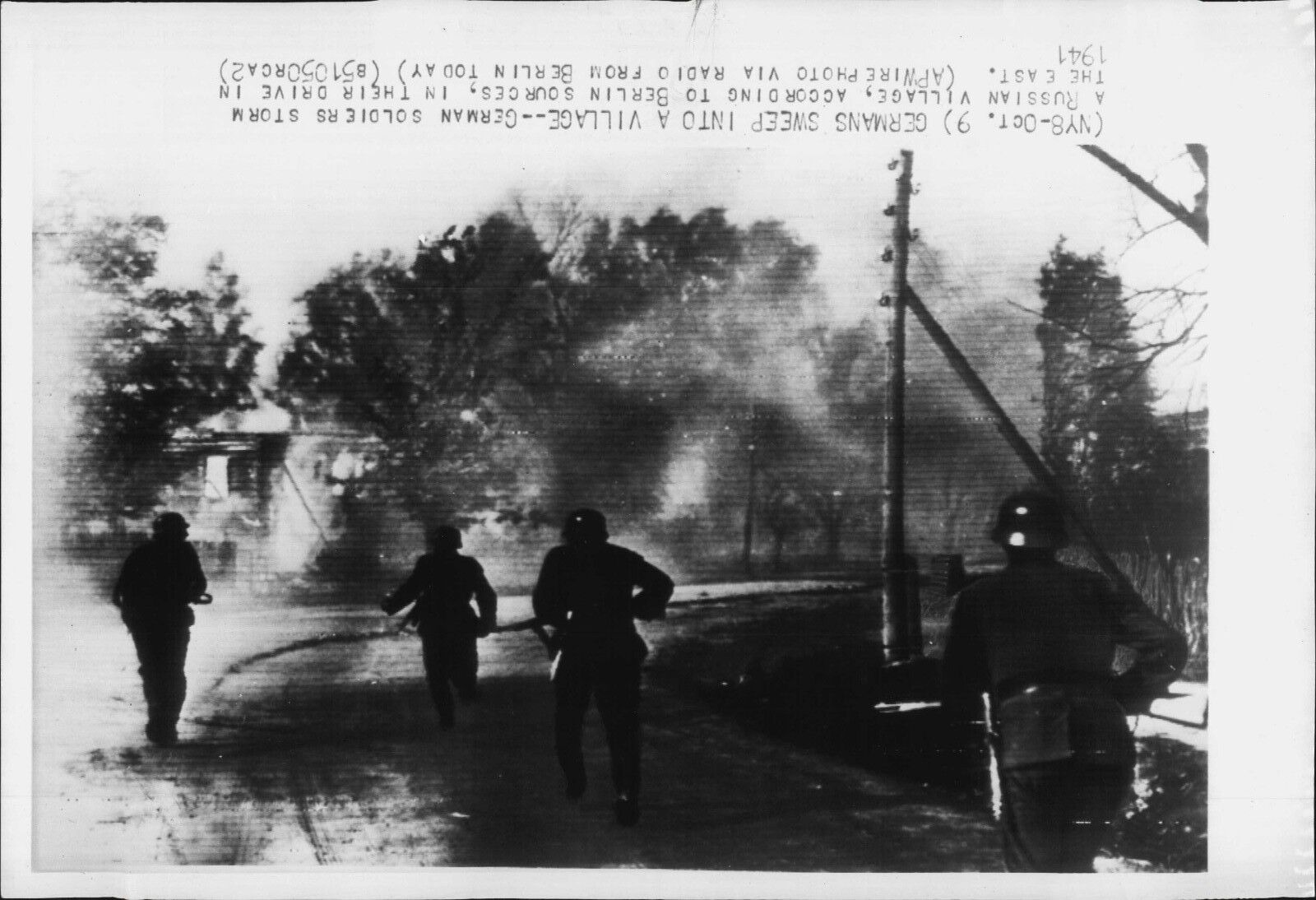 German Nazi Army infantry soldiers storm a Russian village 1941 Press Photo Poster painting