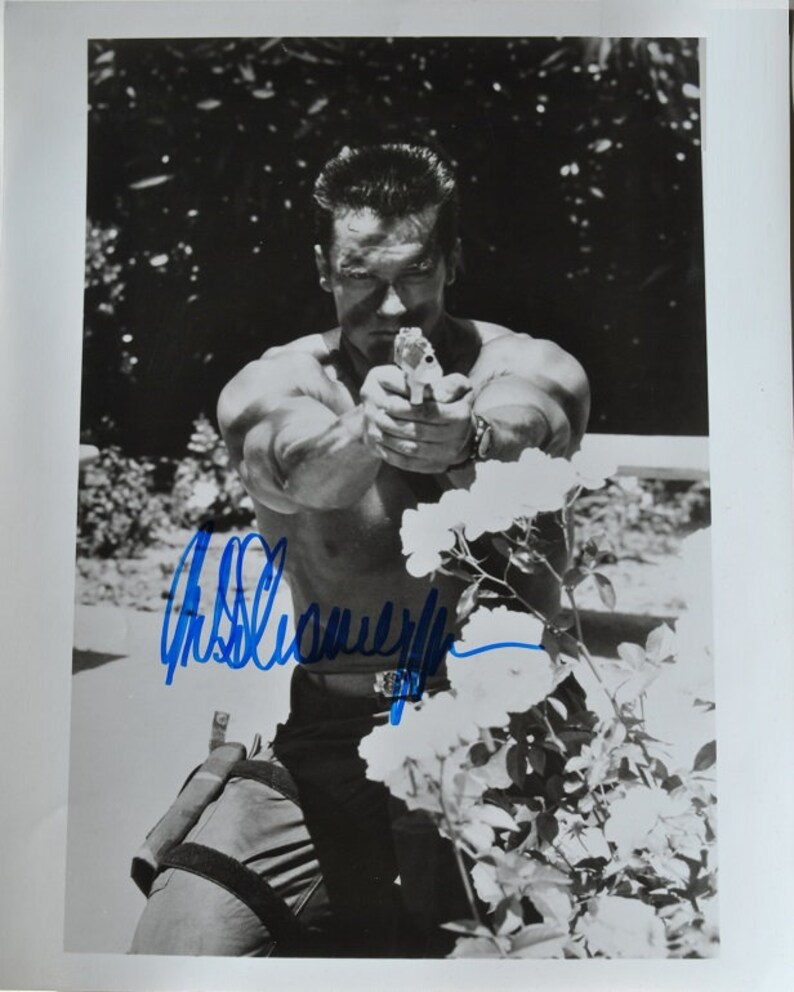 ARNOLD SCHWARZENEGGER Signed Autographed Photo Poster painting PREDATOR wcoa