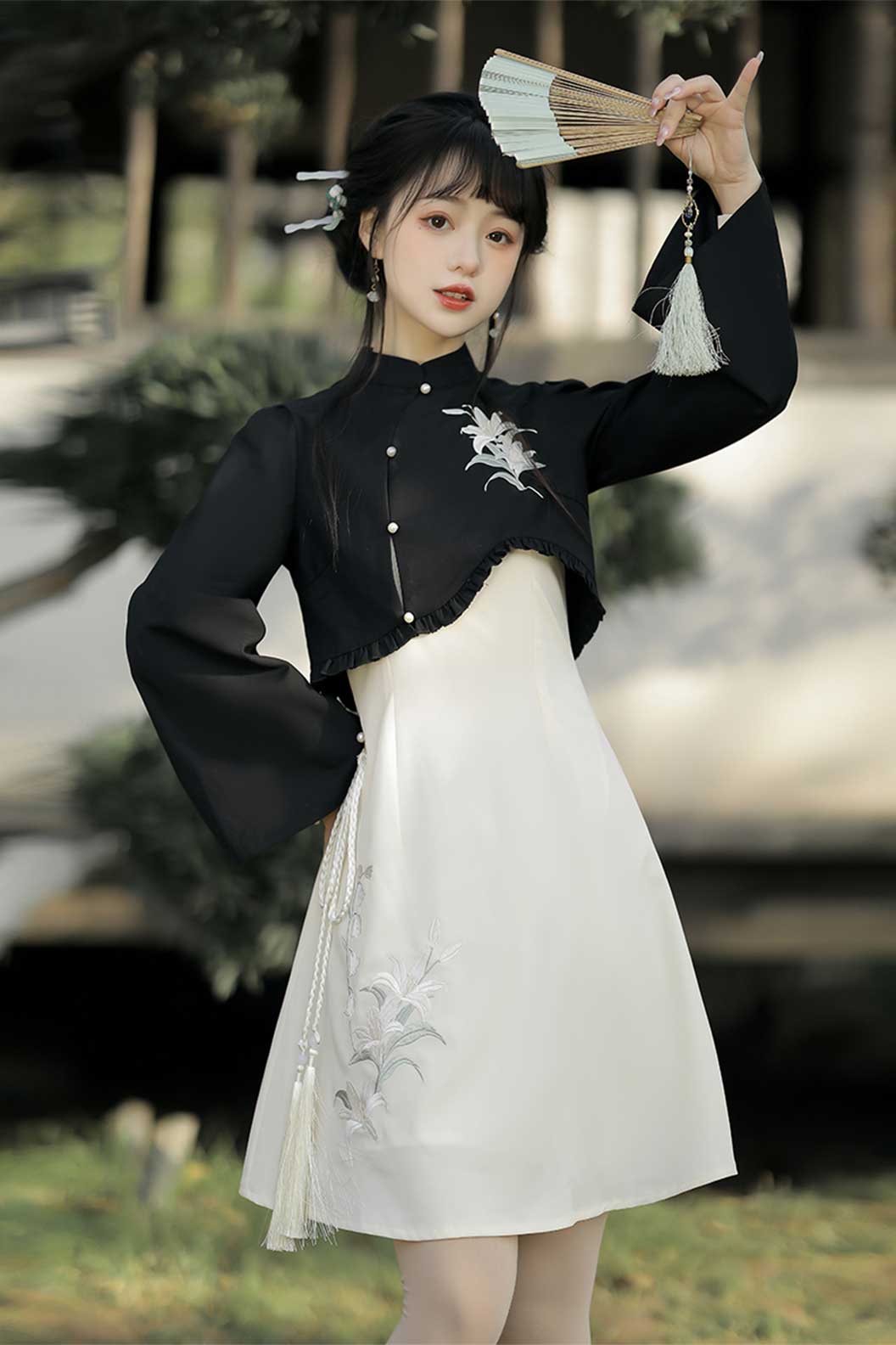 Modern Hanfu Black-White Hanfu Dress with Lily Flowers in Chinese Traditional Style - fengling 风铃 Stupa Stones