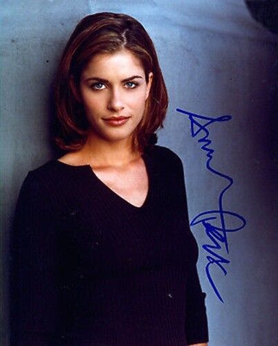 AMANDA PEET SEXY LOOK SIGNED 8X10 Photo Poster painting BLACK SHIRT BLUE SIGNATURE