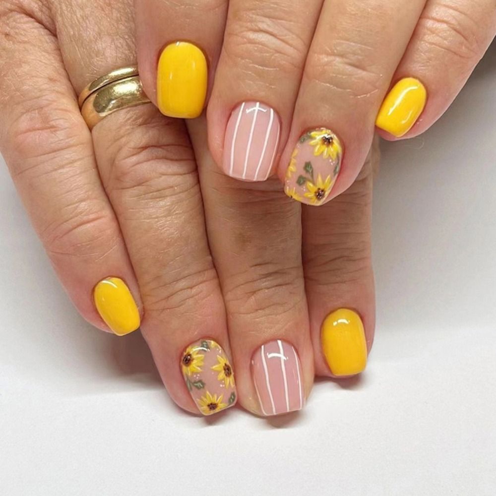 Akayes 24pcs Short Round False Nails French Flowers Fake Nails Full Cover Detachable Nail Tips Press on Nails Faux Fingernails