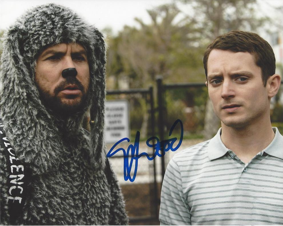 ELIJAH WOOD HAND SIGNED AUTHENTIC 'WILFRED' 8X10 Photo Poster painting w/COA ACTOR PROOF