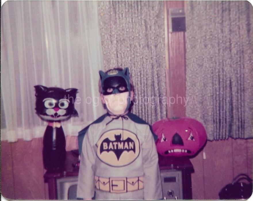 FOUND HALLOWEEN Photo Poster paintingGRAPH Color BATMAN BOY Original Snapshot 21 55 O